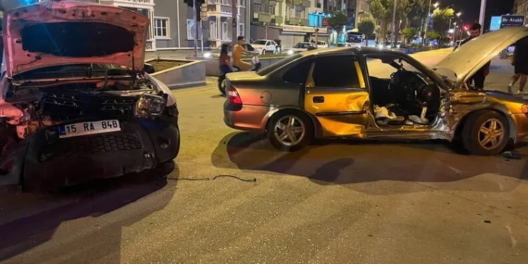 Burdur’da iki otomobil çarpıştı: 2 yaralı