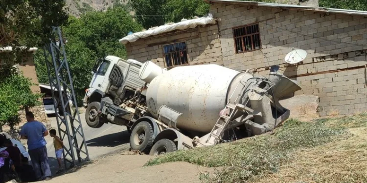 Burdur’da iki otomobil çarpıştı: 2 yaralı