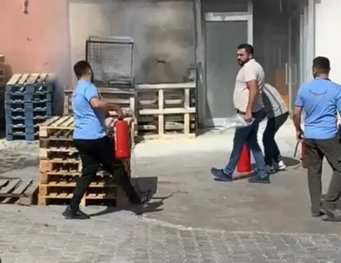 Sultangazi’de çıkan yangında 2 gecekondu kullanılamaz hale geldi