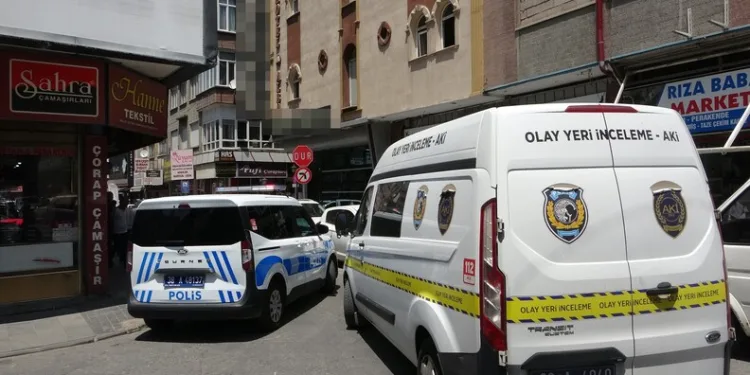 Sultangazi’de çıkan yangında 2 gecekondu kullanılamaz hale geldi