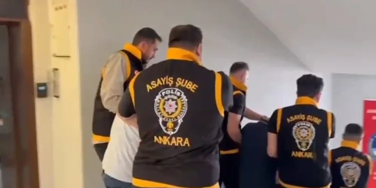 Sultangazi’de çıkan yangında 2 gecekondu kullanılamaz hale geldi