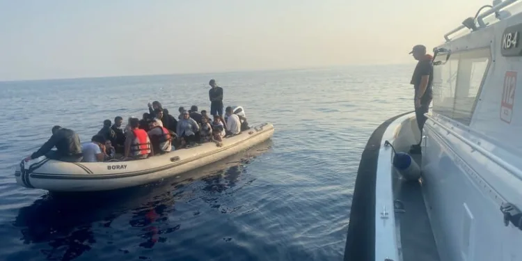 Sultangazi’de çıkan yangında 2 gecekondu kullanılamaz hale geldi