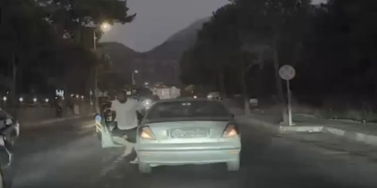 Alkollü sürücü kaldırımda yürüyen yayalara çarptı: 2 yaralı