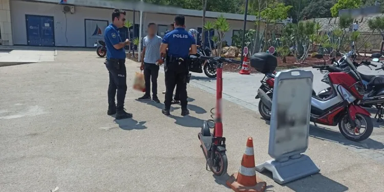 Alkollü sürücü kaldırımda yürüyen yayalara çarptı: 2 yaralı
