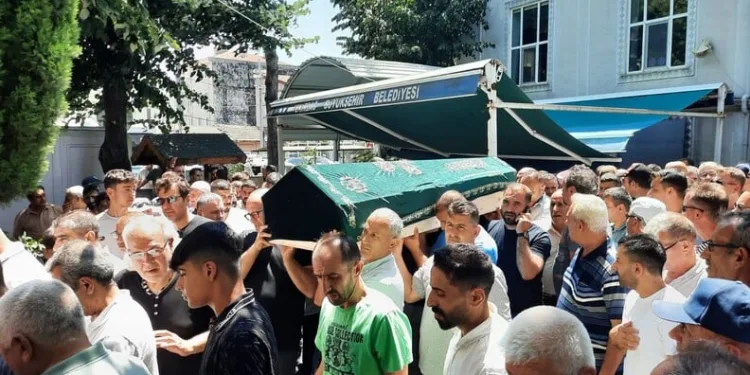 Alkollü sürücü kaldırımda yürüyen yayalara çarptı: 2 yaralı