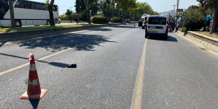 Alkollü sürücü kaldırımda yürüyen yayalara çarptı: 2 yaralı