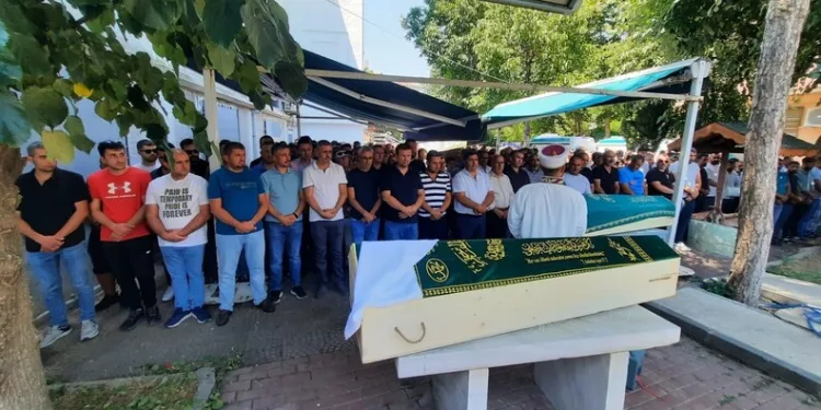 Alkollü sürücü kaldırımda yürüyen yayalara çarptı: 2 yaralı