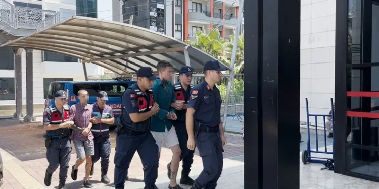 Kavgayı ayırmaya çalışırken öldüresiye dövülen genç 1 haftadır yaşam mücadelesi veriyor