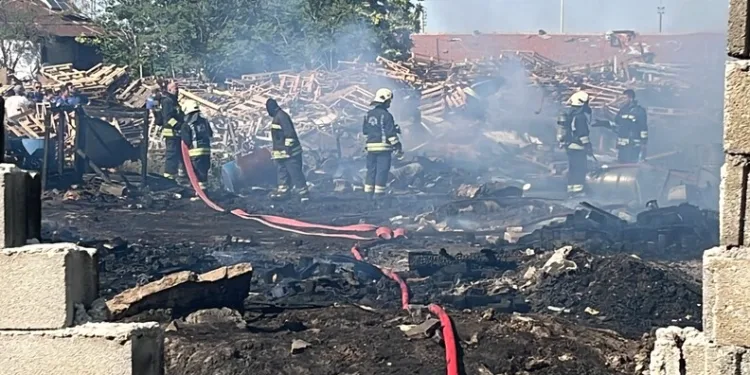 Balya yapan çiftçi anız yangınını fark etti: 5 dekar alan kül oldu