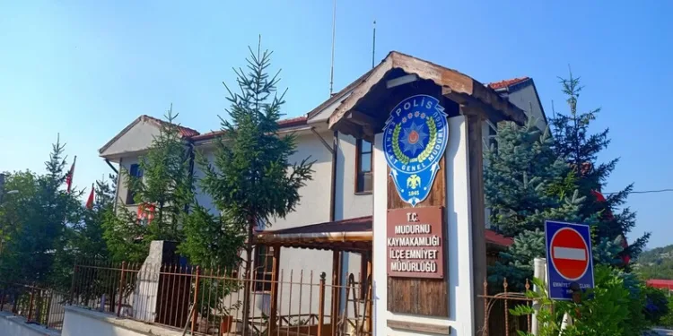Balya yapan çiftçi anız yangınını fark etti: 5 dekar alan kül oldu