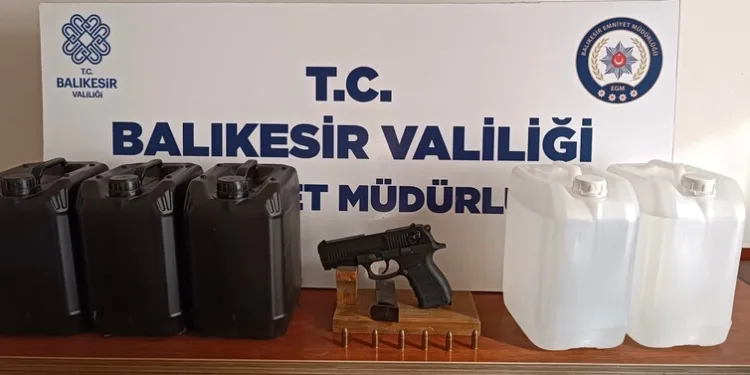 Bandırma’da ruhsatsız silah ve etil alkol ele geçirildi