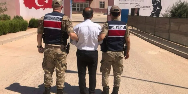 Bandırma’da ruhsatsız silah ve etil alkol ele geçirildi