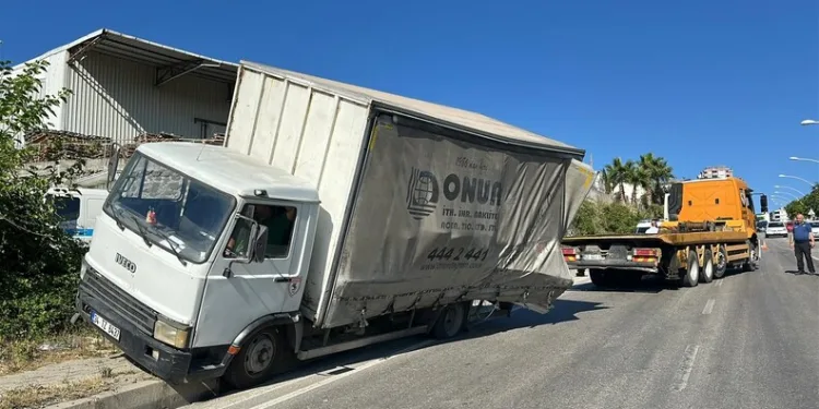 Alevler, evlere ulaşmadan söndürüldü