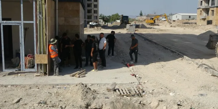 Alevler, evlere ulaşmadan söndürüldü