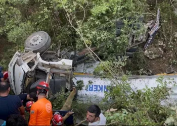 Yangın söndürmeye giden tanker uçuruma yuvarlandı: 3 ölü