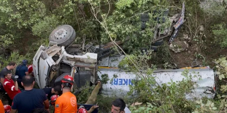 Yangın söndürmeye giden tanker uçuruma yuvarlandı: 3 ölü