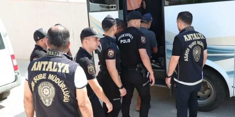 Kahramanmaraş yangınında ekiplerin zorlu mücadelesi