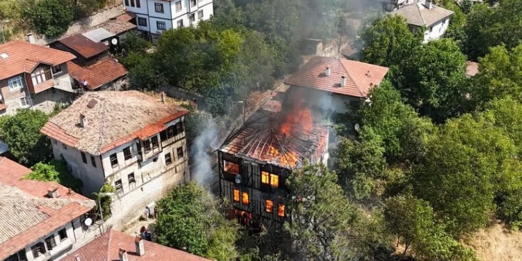 Beyoğlu’nda yangın paniği: Alevlerin yükseldiği anlar kamerada