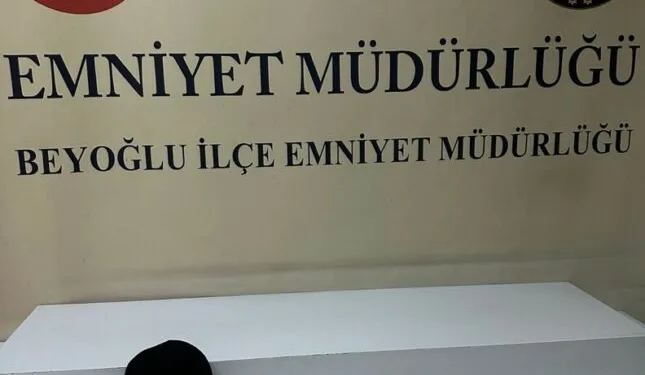 Beyoğlu’nda yangın paniği: Alevlerin yükseldiği anlar kamerada