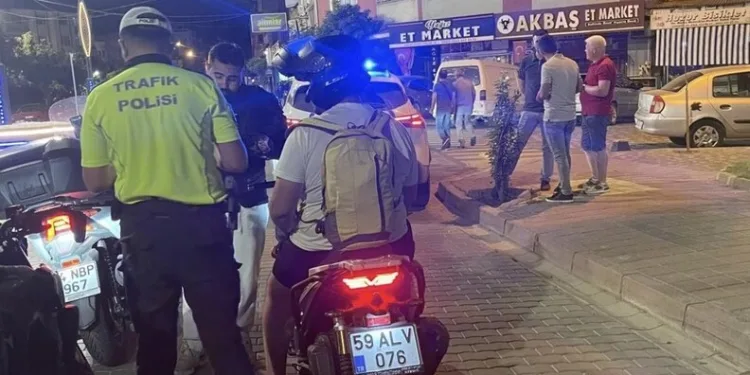Beyoğlu’nda yangın paniği: Alevlerin yükseldiği anlar kamerada