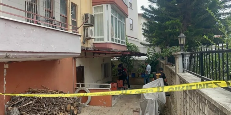 Beyoğlu’nda yangın paniği: Alevlerin yükseldiği anlar kamerada