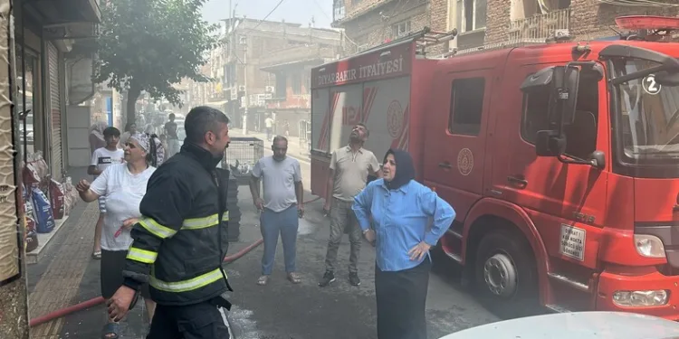 Beyoğlu’nda yangın paniği: Alevlerin yükseldiği anlar kamerada