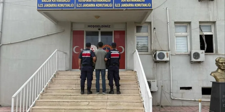 Beyoğlu’nda yangın paniği: Alevlerin yükseldiği anlar kamerada