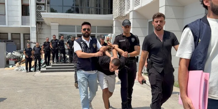Kazdıkları 14 metrelik tünelde suçüstü yakalandılar