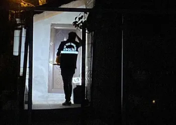 Üvey oğlunu göğsünden bıçakladı