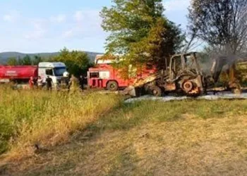 Tarlada ağaç sökümü yapan iş makinesi alev alev yandı