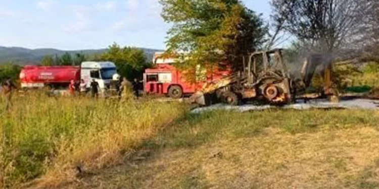 Tarlada ağaç sökümü yapan iş makinesi alev alev yandı