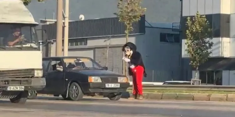 Mendil satıcısı Miki Fare’ye büyük ilgi
