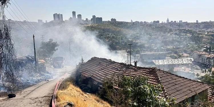 Ankara’da ağaçlık alanda çıkan yangın gecekondulara sıçradı