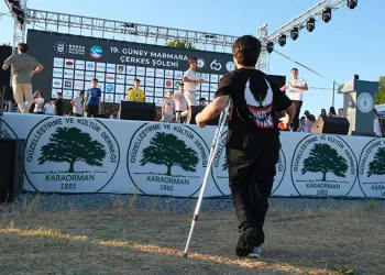 Sahnedeki arkadaşlarına kırık ayağı ile uzaktan katıldı