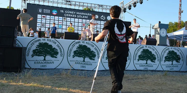 Sahnedeki arkadaşlarına kırık ayağı ile uzaktan katıldı