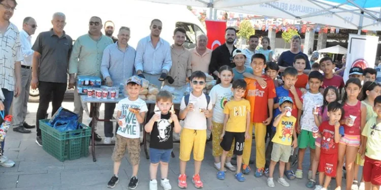 Oyuncakçı Amca, çocukların yüzünü güldürdü