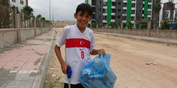 ‘Takipçim kadar çöp topluyorum’ diyerek milyonlara ulaştı