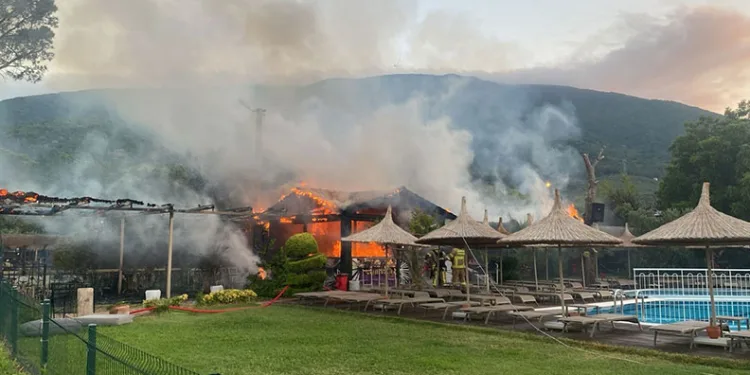Erdek’te otelde yangın
