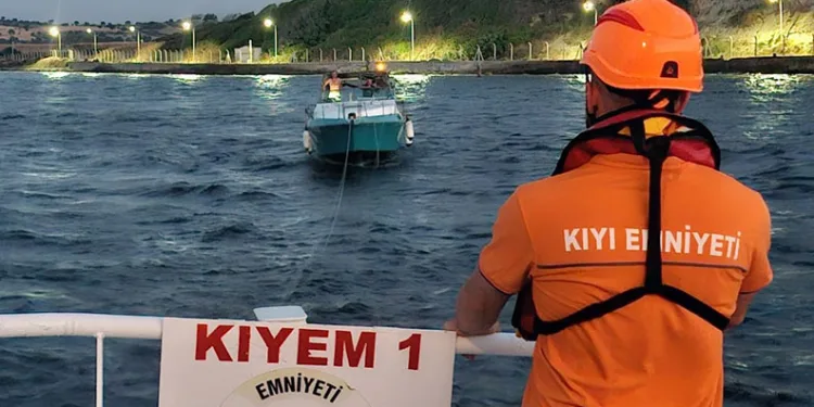Çanakkale Boğazı’nda içinde 2 kişinin bulunduğu tekne kurtarıldı