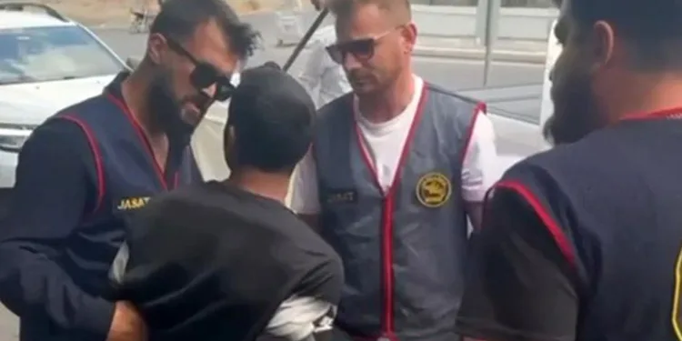 Denize giren vatandaşın motosikleti çalındı