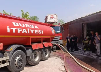 Bursa’da mobilya imalathanesinde yangın