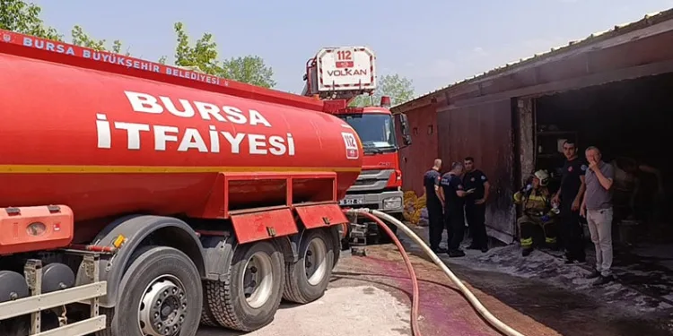 Bursa’da mobilya imalathanesinde yangın