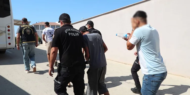 Antalya’da 80 aranan şahıs yakalandı