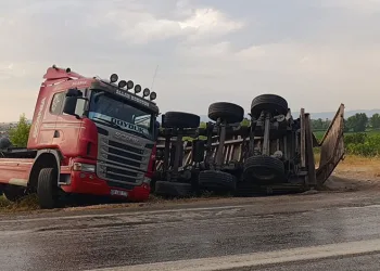 İnegöl’de kum yüklü tır devrildi: Sürücü yaralandı