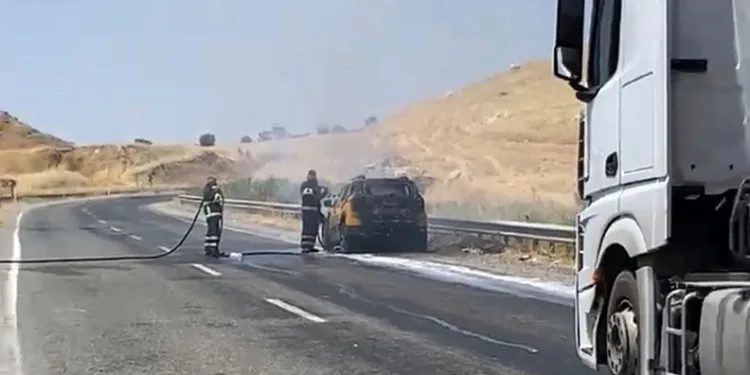 Diyarbakır’da seyir halindeki araç yandı