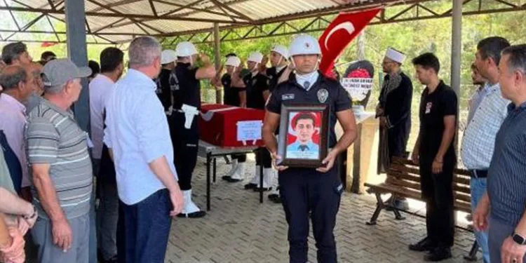 Kansere yenik düşen polis, gözyaşlarıyla uğurlandı