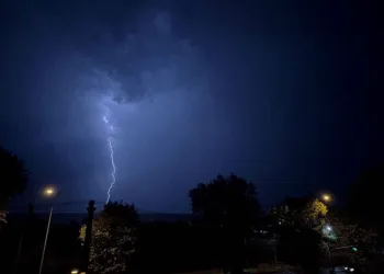 Bursa’da şimşekler geceyi aydınlattı