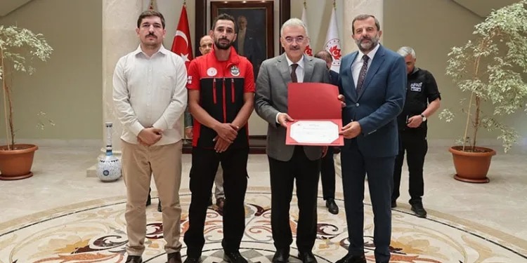 Bursa Valisi Ayyılddız’dan yangın kahramanlarına teşekkür