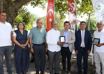 Gönüllü temizlik elçilerine teşekkür plaketi