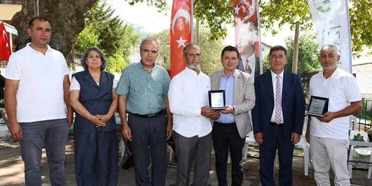 Gönüllü temizlik elçilerine teşekkür plaketi